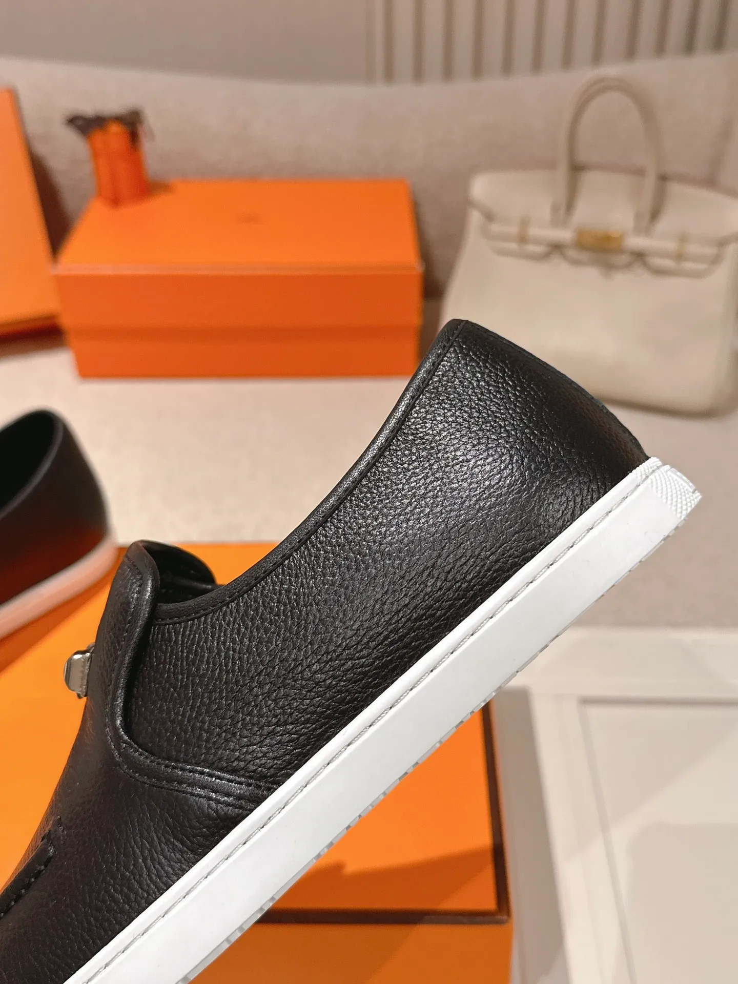 Men's Men's Shoes 600💰 Hermes# Couple Studded Loafers Calfskin and suede goatskin lace-up free sneakers with signature "H" detail. The design is simple and smooth, creating a fashionable urban look. It is comfortable and versatile. H family classics are not outdated, and the delivery counter is exquisitely packaged🛍📦 Fabric: Original customized imported first-layer cowhide/cow down Lining: Imported soft sheepskin Sole: Original open-molded anti-slip TPU material Size: 35-45